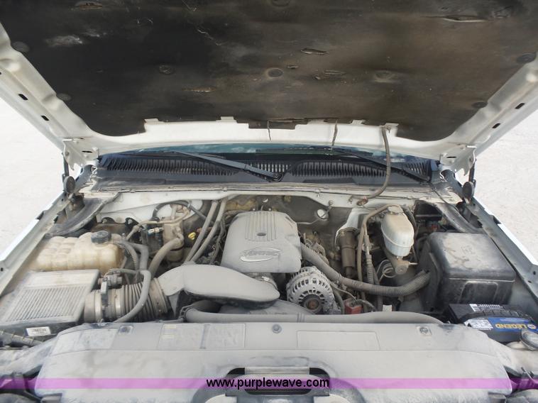 image for item L5895 2004 Chevrolet Silverado 2500HD Crew Cab pickup truck