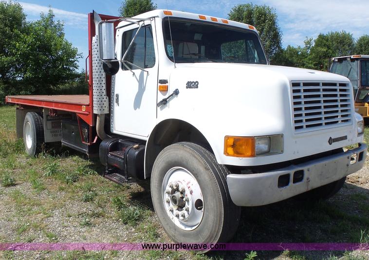 image for item L6106 1994 International 4900 flatbed dump truck