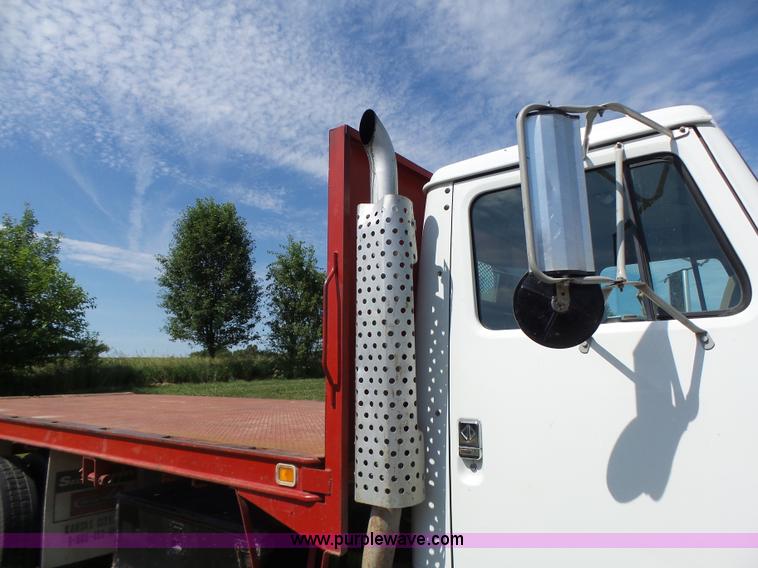 image for item L6106 1994 International 4900 flatbed dump truck