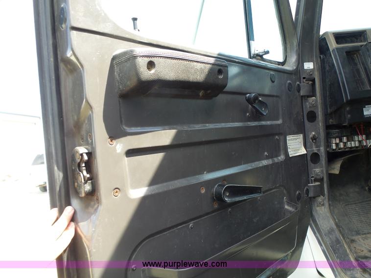 image for item L6106 1994 International 4900 flatbed dump truck