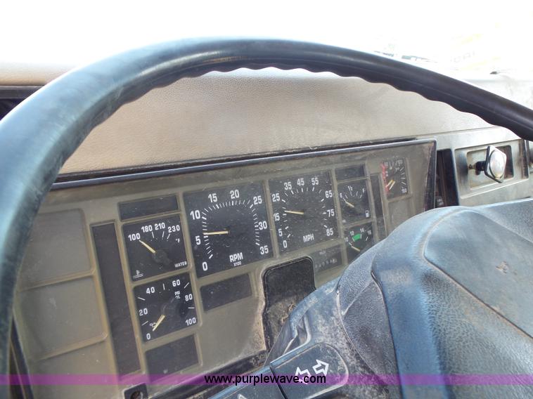 image for item L6106 1994 International 4900 flatbed dump truck