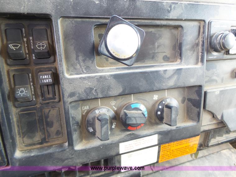 image for item L6106 1994 International 4900 flatbed dump truck