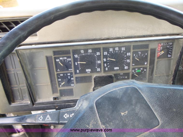 image for item L6106 1994 International 4900 flatbed dump truck