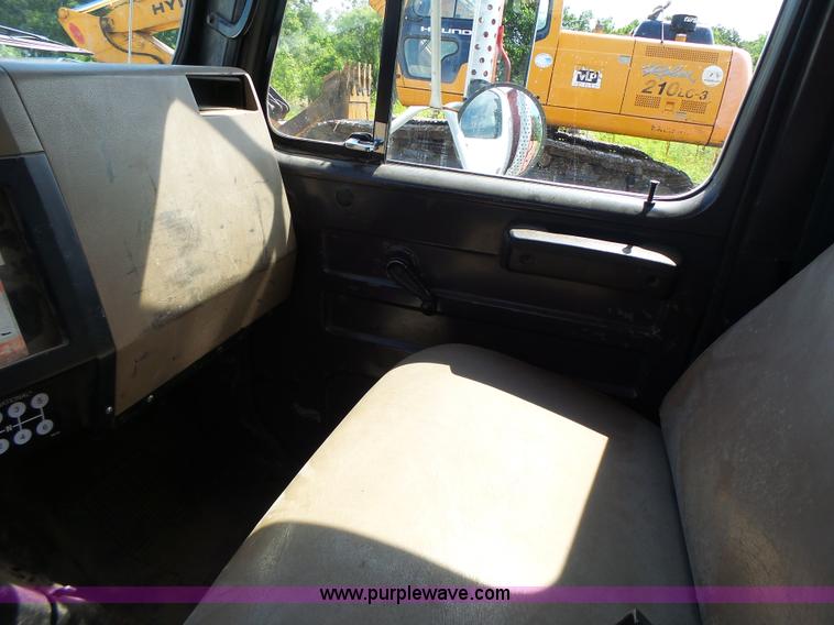 image for item L6106 1994 International 4900 flatbed dump truck