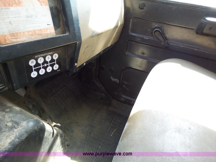 image for item L6106 1994 International 4900 flatbed dump truck