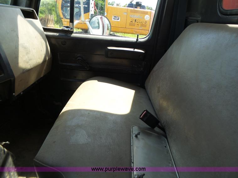 image for item L6106 1994 International 4900 flatbed dump truck