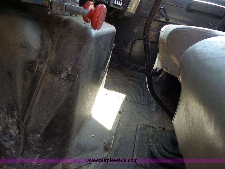 image for item L6106 1994 International 4900 flatbed dump truck