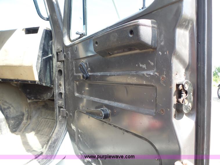 image for item L6106 1994 International 4900 flatbed dump truck