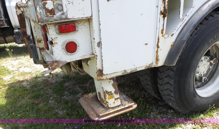 image for item L6160 1992 International 4900 bucket truck