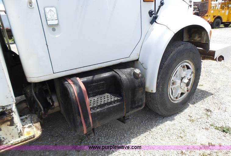 image for item L6160 1992 International 4900 bucket truck