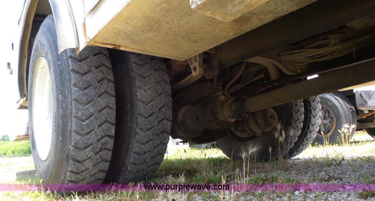 image for item L6160 1992 International 4900 bucket truck