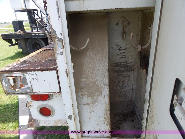 image for item L6160 1992 International 4900 bucket truck