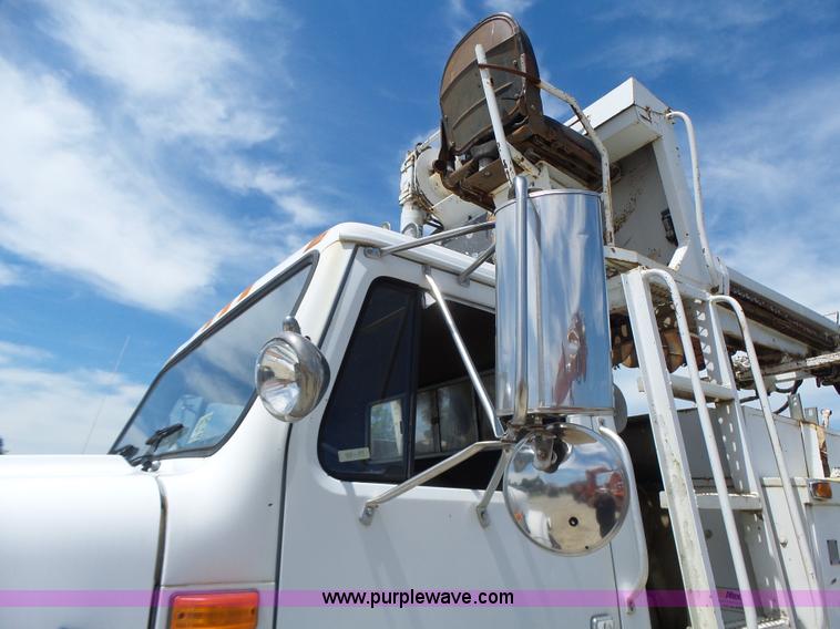 image for item L6160 1992 International 4900 bucket truck