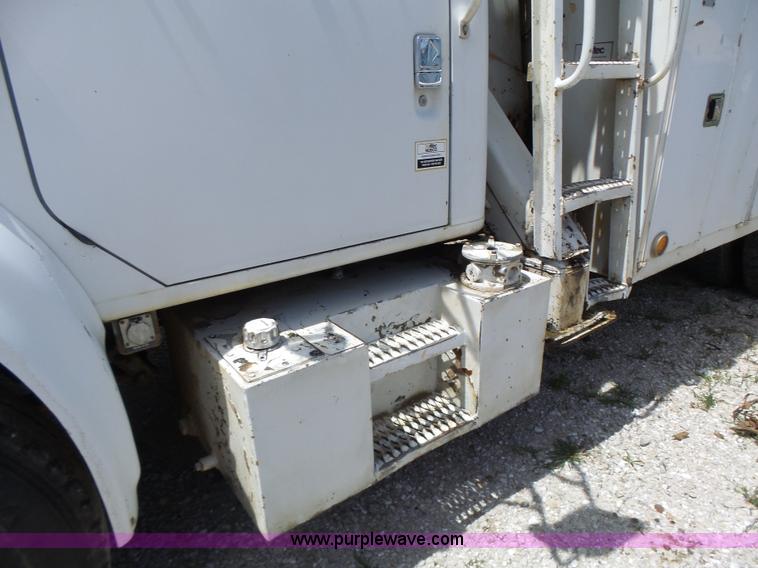 image for item L6160 1992 International 4900 bucket truck