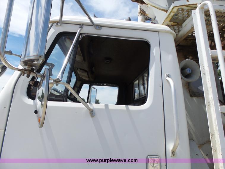 image for item L6160 1992 International 4900 bucket truck