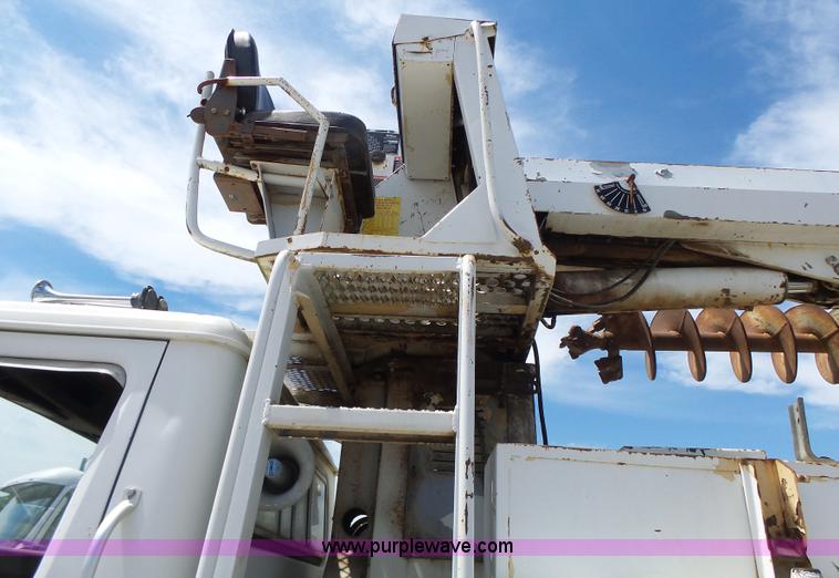 image for item L6160 1992 International 4900 bucket truck