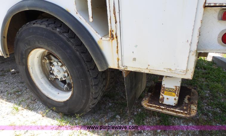 image for item L6160 1992 International 4900 bucket truck