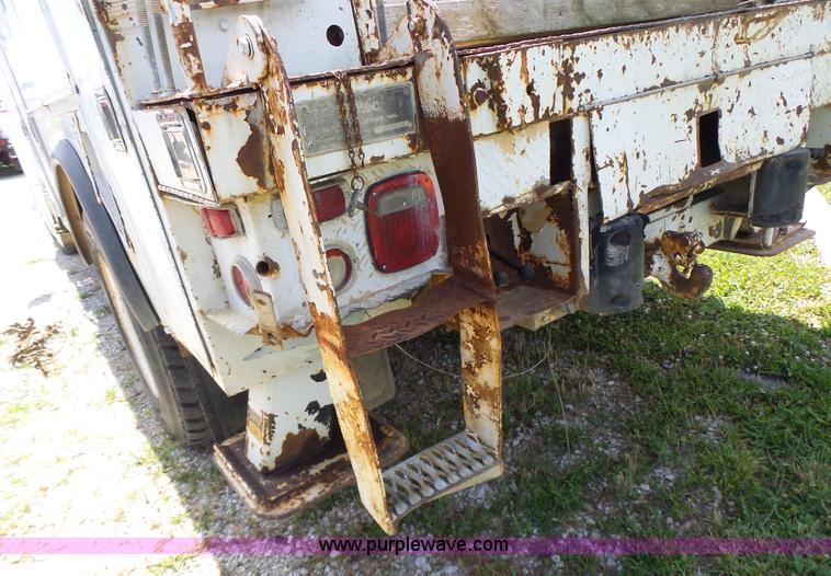 image for item L6160 1992 International 4900 bucket truck