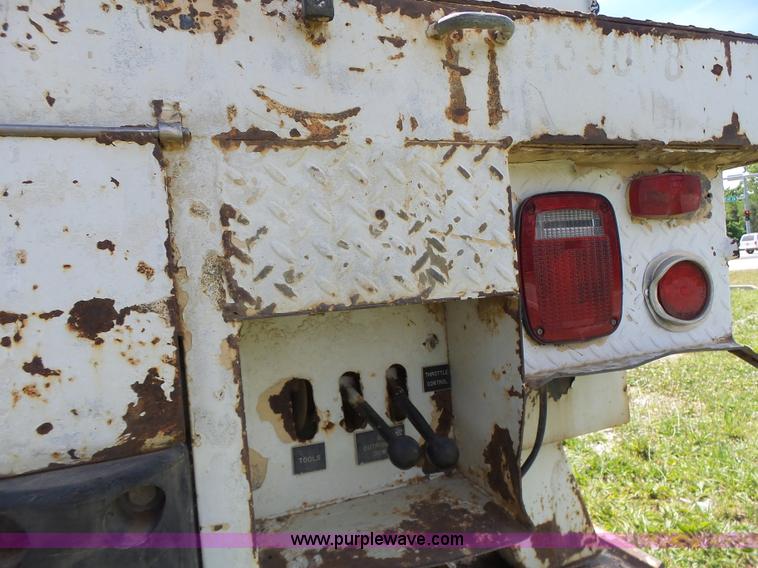 image for item L6160 1992 International 4900 bucket truck