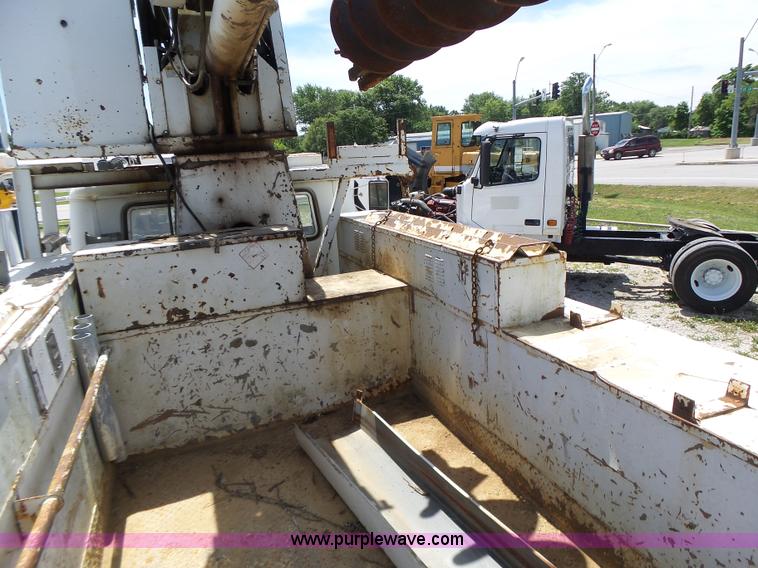 image for item L6160 1992 International 4900 bucket truck