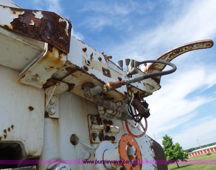 image for item L6160 1992 International 4900 bucket truck