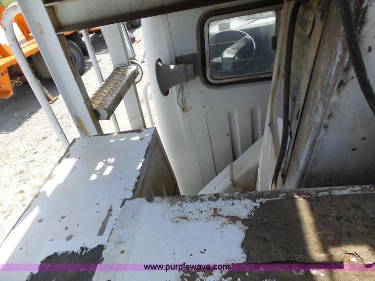 image for item L6160 1992 International 4900 bucket truck