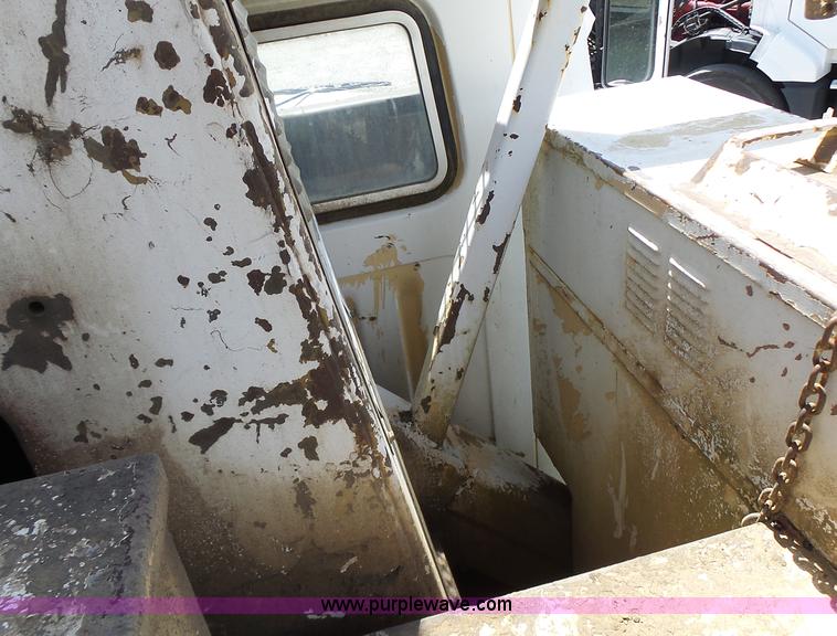 image for item L6160 1992 International 4900 bucket truck