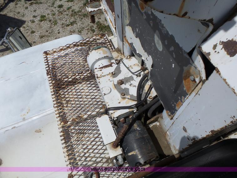 image for item L6160 1992 International 4900 bucket truck