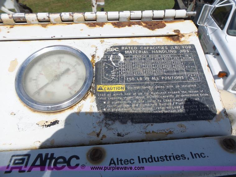 image for item L6160 1992 International 4900 bucket truck