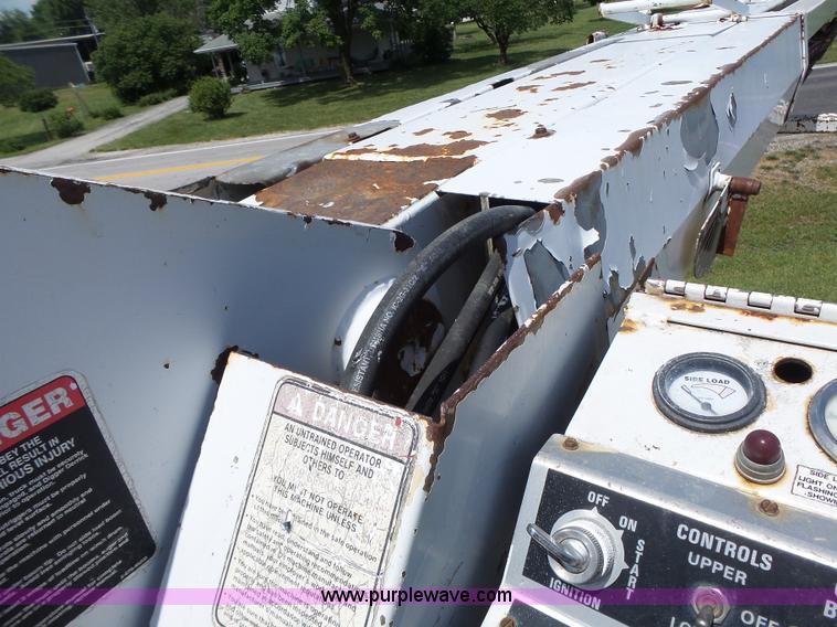 image for item L6160 1992 International 4900 bucket truck