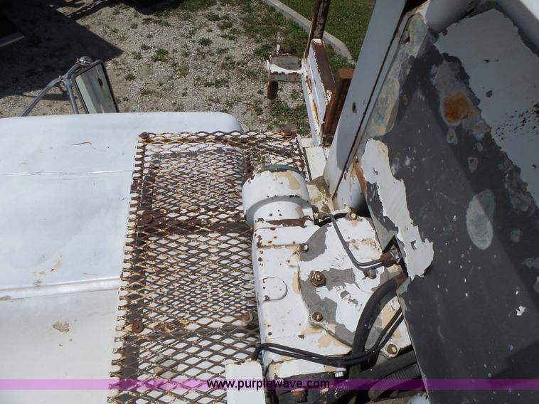 image for item L6160 1992 International 4900 bucket truck