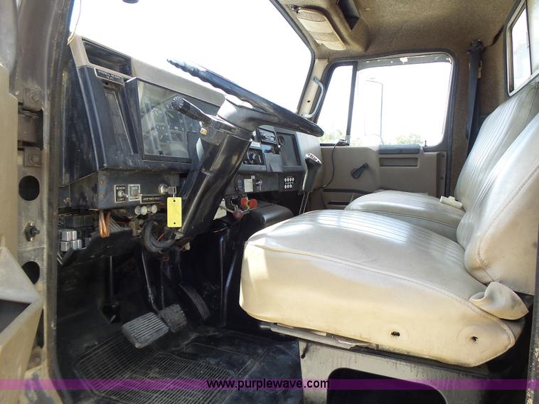 image for item L6160 1992 International 4900 bucket truck