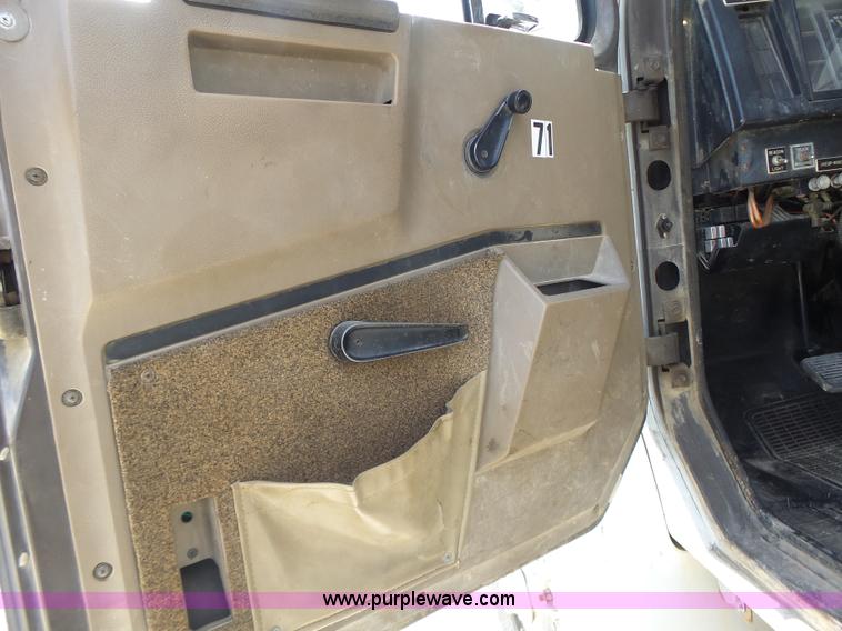 image for item L6160 1992 International 4900 bucket truck