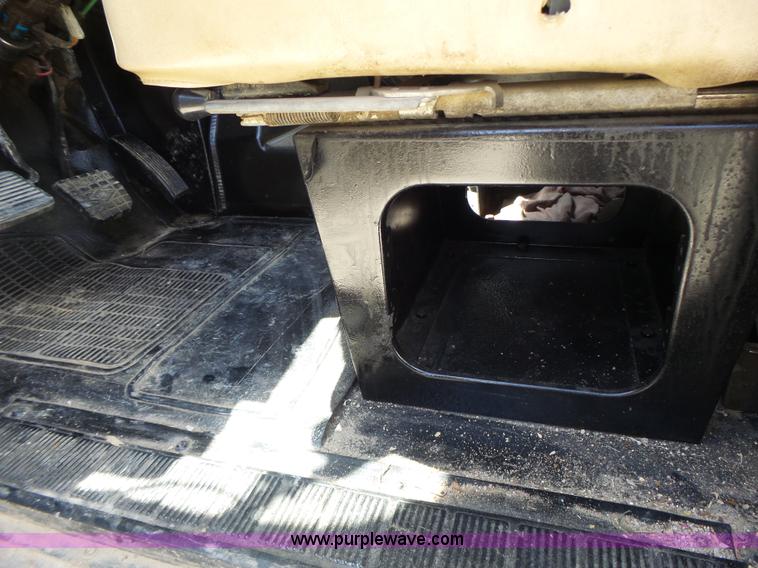 image for item L6160 1992 International 4900 bucket truck