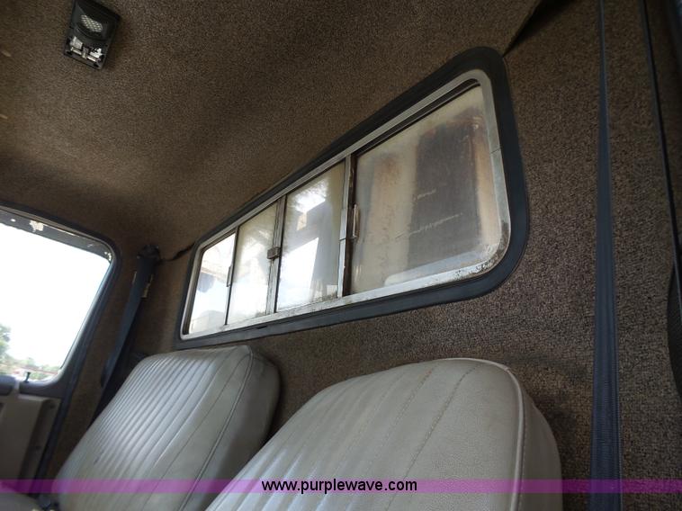 image for item L6160 1992 International 4900 bucket truck