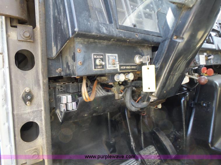 image for item L6160 1992 International 4900 bucket truck