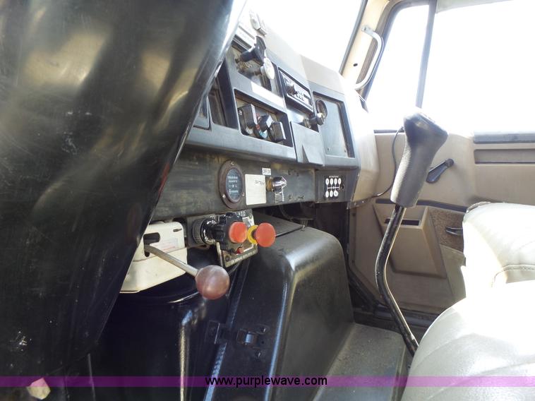 image for item L6160 1992 International 4900 bucket truck