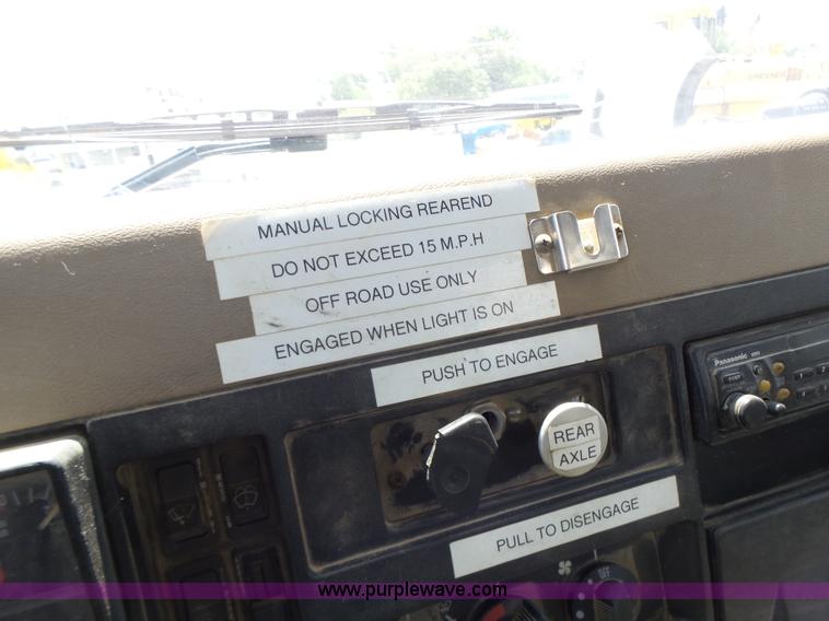 image for item L6160 1992 International 4900 bucket truck