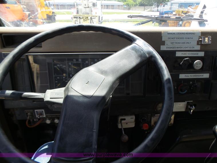 image for item L6160 1992 International 4900 bucket truck