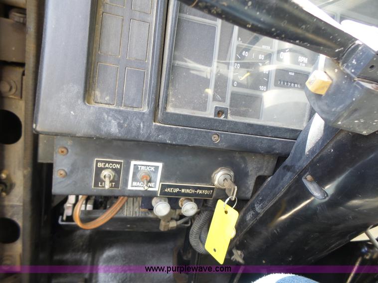 image for item L6160 1992 International 4900 bucket truck