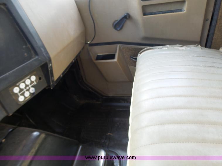 image for item L6160 1992 International 4900 bucket truck