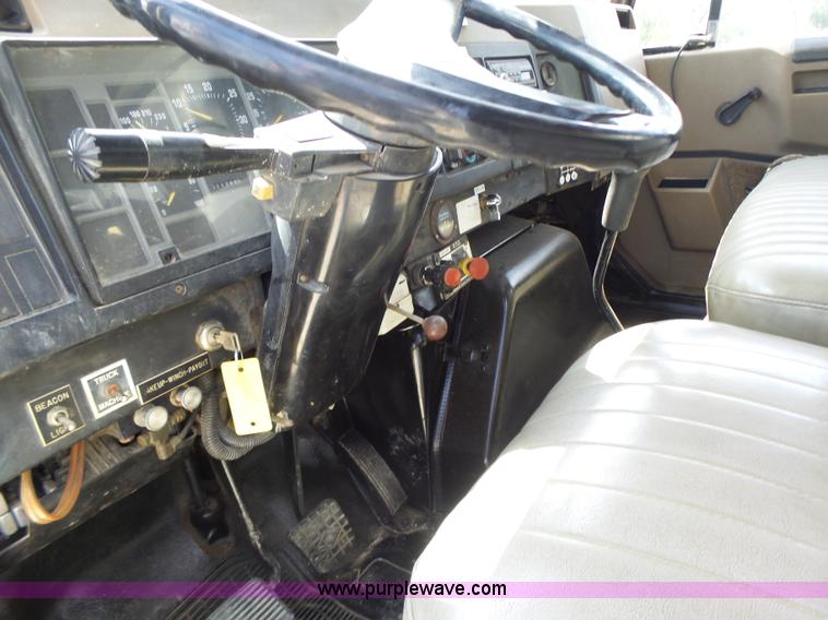 image for item L6160 1992 International 4900 bucket truck