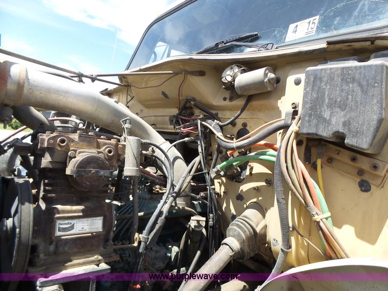 image for item L6160 1992 International 4900 bucket truck