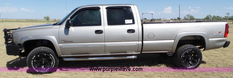 image for item L6598 2003 Chevrolet Silverado 2500HD Crew Cab pickup truck