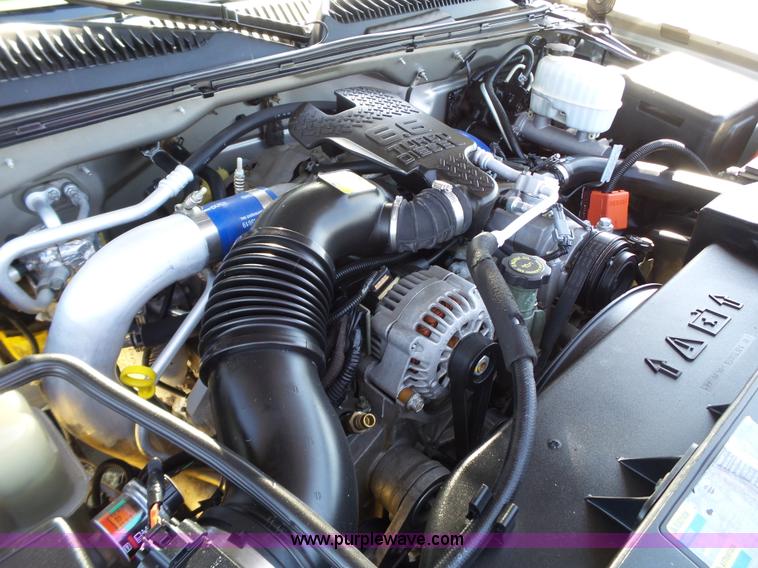 image for item L6598 2003 Chevrolet Silverado 2500HD Crew Cab pickup truck