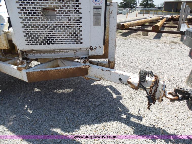 image for item N9456 2004 Bandit 200 wood chipper