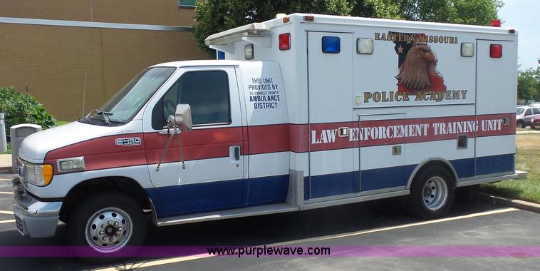 image for item BS9835 2002 Ford Econoline E450 Super Duty ambulance