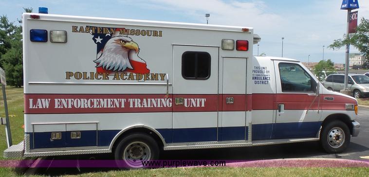 image for item BS9835 2002 Ford Econoline E450 Super Duty ambulance