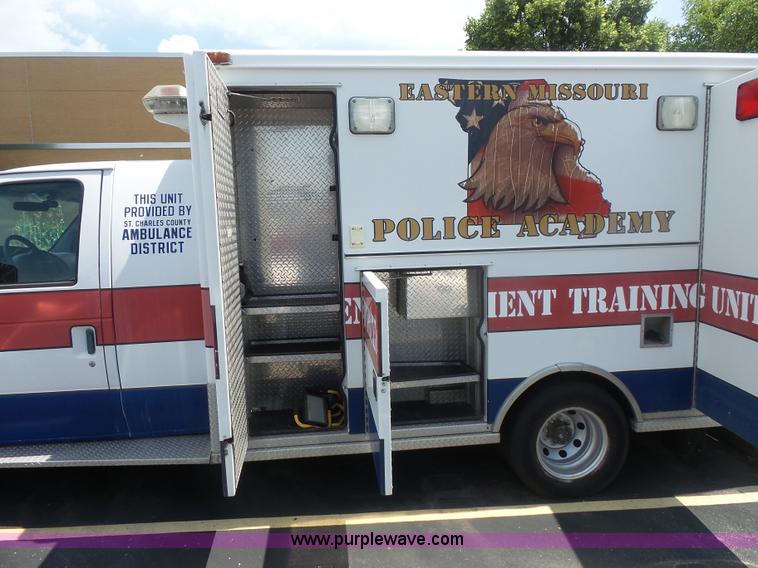 image for item BS9835 2002 Ford Econoline E450 Super Duty ambulance