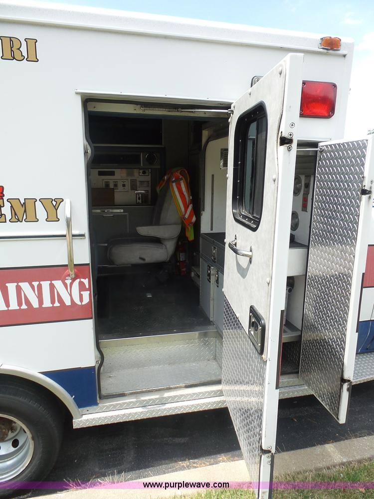 image for item BS9835 2002 Ford Econoline E450 Super Duty ambulance